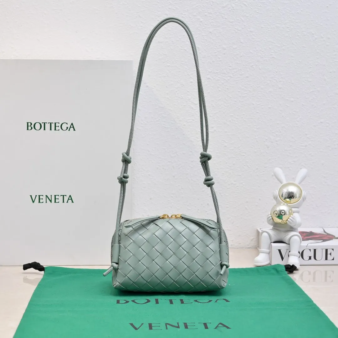 Batch 1260 #Bv The new Concert pouch is the most beautiful and practical mini bag I have ever seen 🎈 The bag body adopts the classic lntrecciato weaving process✅ It is equipped with a leather double-headed zipper, the opening is wide, easy to take and put, the shoulder strap knot can be slid to adjust the length freely, that is, 🉑️crossbody/underarm, and can be used as a clutch bag. Small body, large capacity, so practical! The key is that it is extremely versatile! Come and buy this small, exquisite, beautiful and versatile bag 👍 Model: 4258 Size: 18.5*11.5*8.5